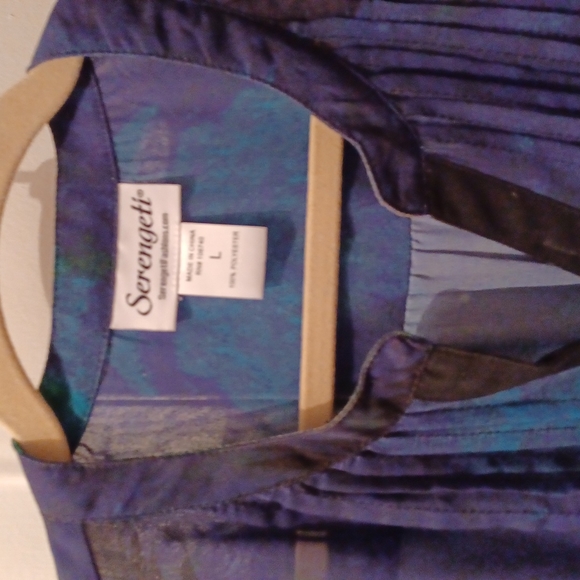 Woman's Top - Picture 2 of 4